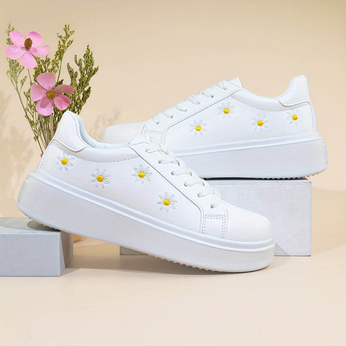 Women's Low-Top Lace-Up Sneakers with Embroidered Daisy Design for All Seasons