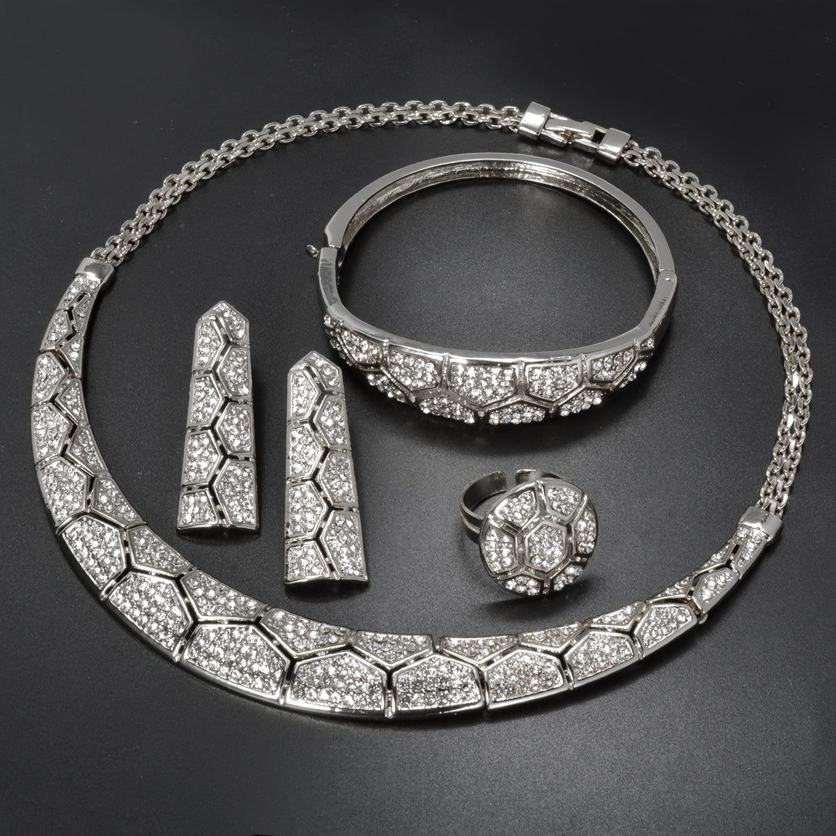 ZEADEAR mis zargarlik to'plami hashamatli va nafis bo'lib, go'zal mozaika naqshida porlaydigan Zirconia bilan bezatilgan. Ushbu to'plam ajoyib Geometrik Pentagon marjon, bilaguzuk, sirg'a va uzukni o'z ichiga oladi, to'ylar va banketlar uchun mukammal.