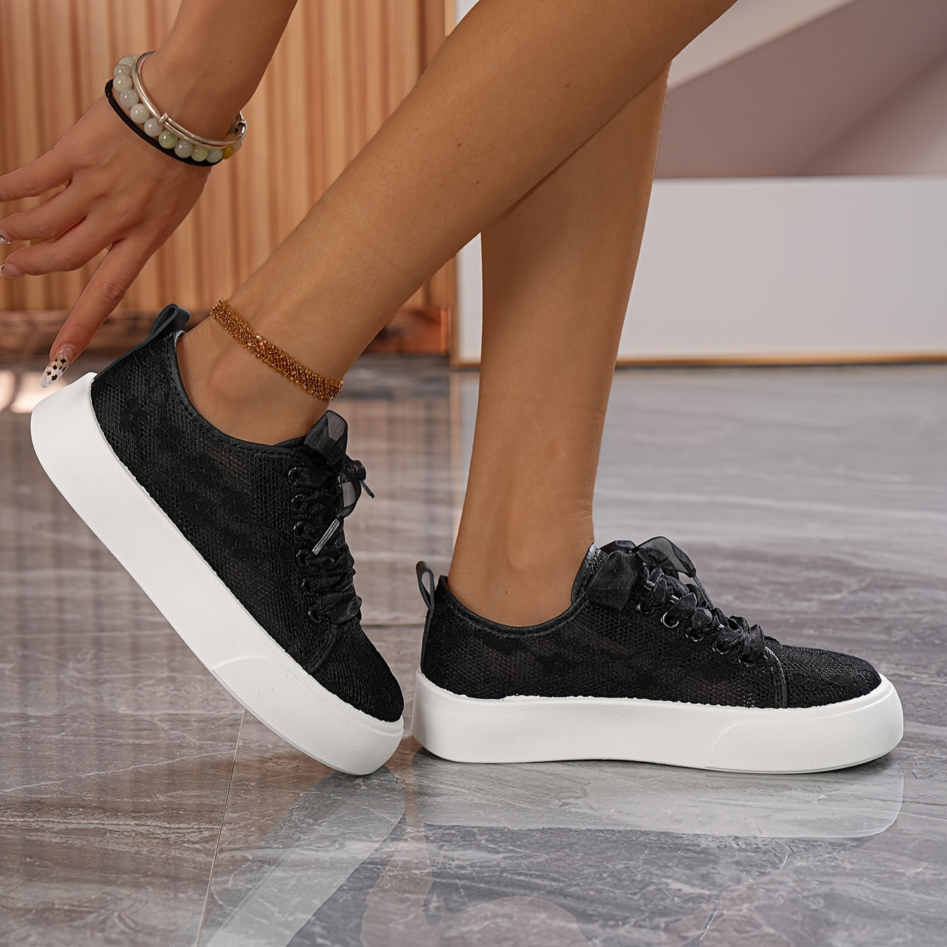 Ayollar uchun nafas oladigan tekis sport poyafzallari, rezina tagliklar bilan, lentalar bilan bog‘lanadigan, kundalik poyafzallar