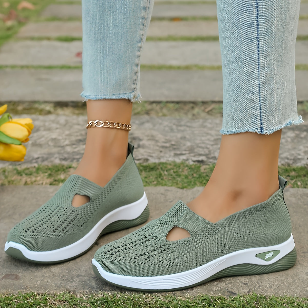 Ayollar uchun oq slip-on kundalik sport poyabzali nafas oladigan qulay