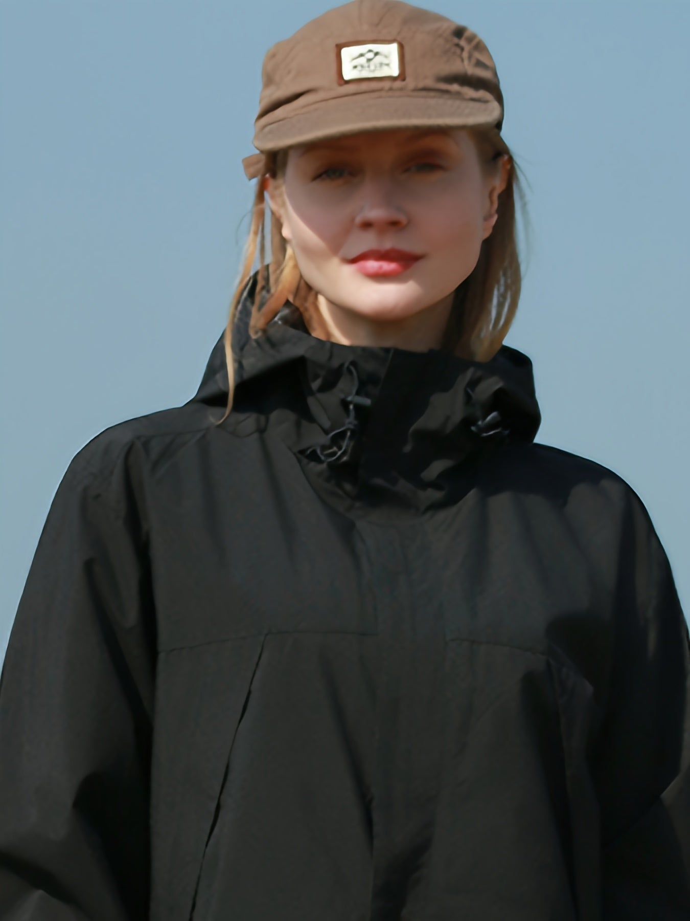 Ayollar uchun kuz qish shamol o'tkazmaydigan kapşonli tashqi kurtka, zipli cho'ntaklar bilan