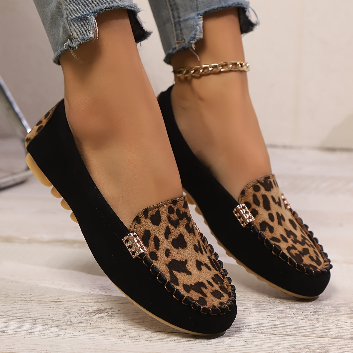 Leopard naqshli patchwork loaferlar, metall zanjir tafsiloti bilan, qulay barcha mavsumda kiyiladigan poyabzal