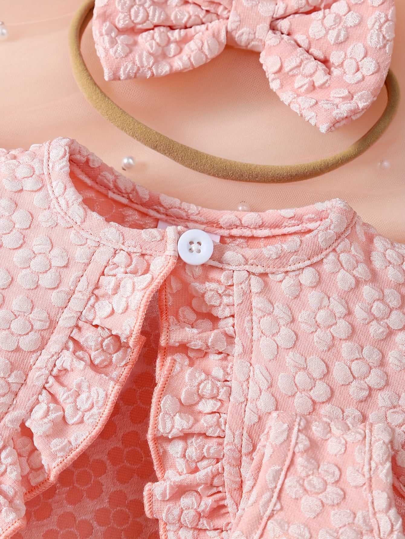 3-qismli qizlar yozgi kiyimi: Ruffle yengli, pushti kapalak bilan tikilgan tulladan yasalgan ko'ylak, polyesterdan yasalgan qirq qisma bluzka va bog'ichli boshband. Mashinada yuvish mumkin, maxsus tadbirlar yoki ochiq havoda kiyish uchun juda mos.