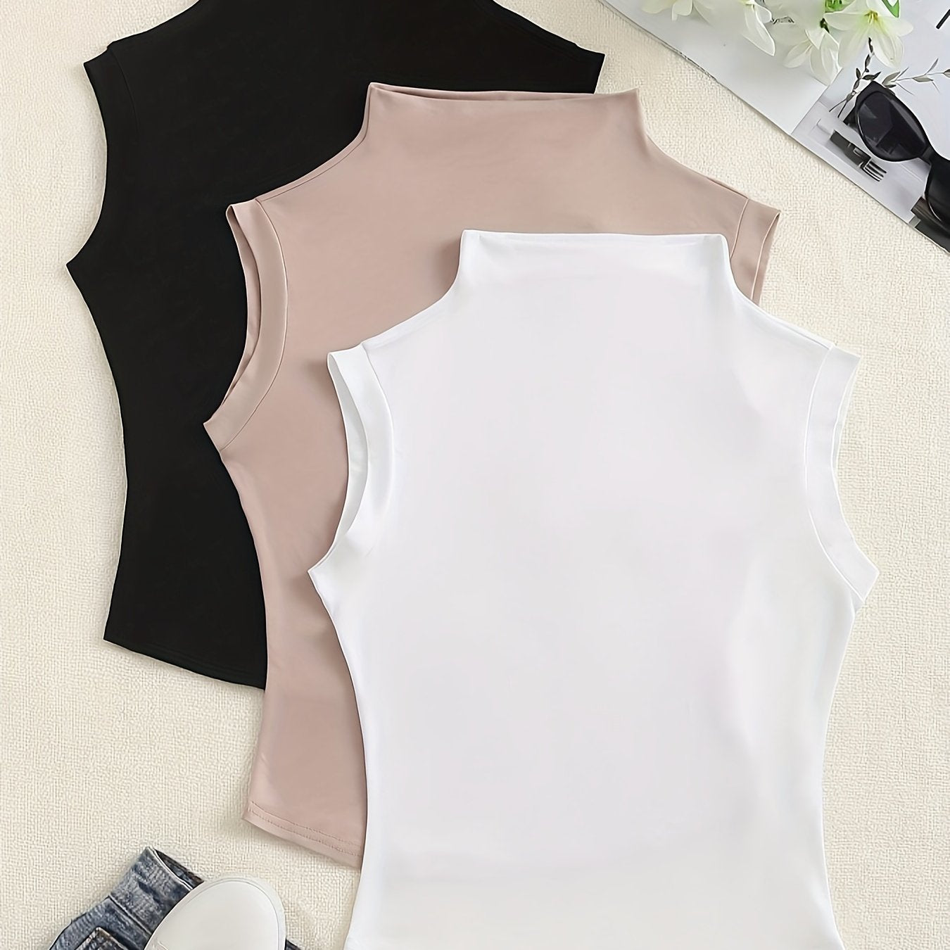 Yassi rangli mock neck tank top, bahor va kuz uchun mukammal.