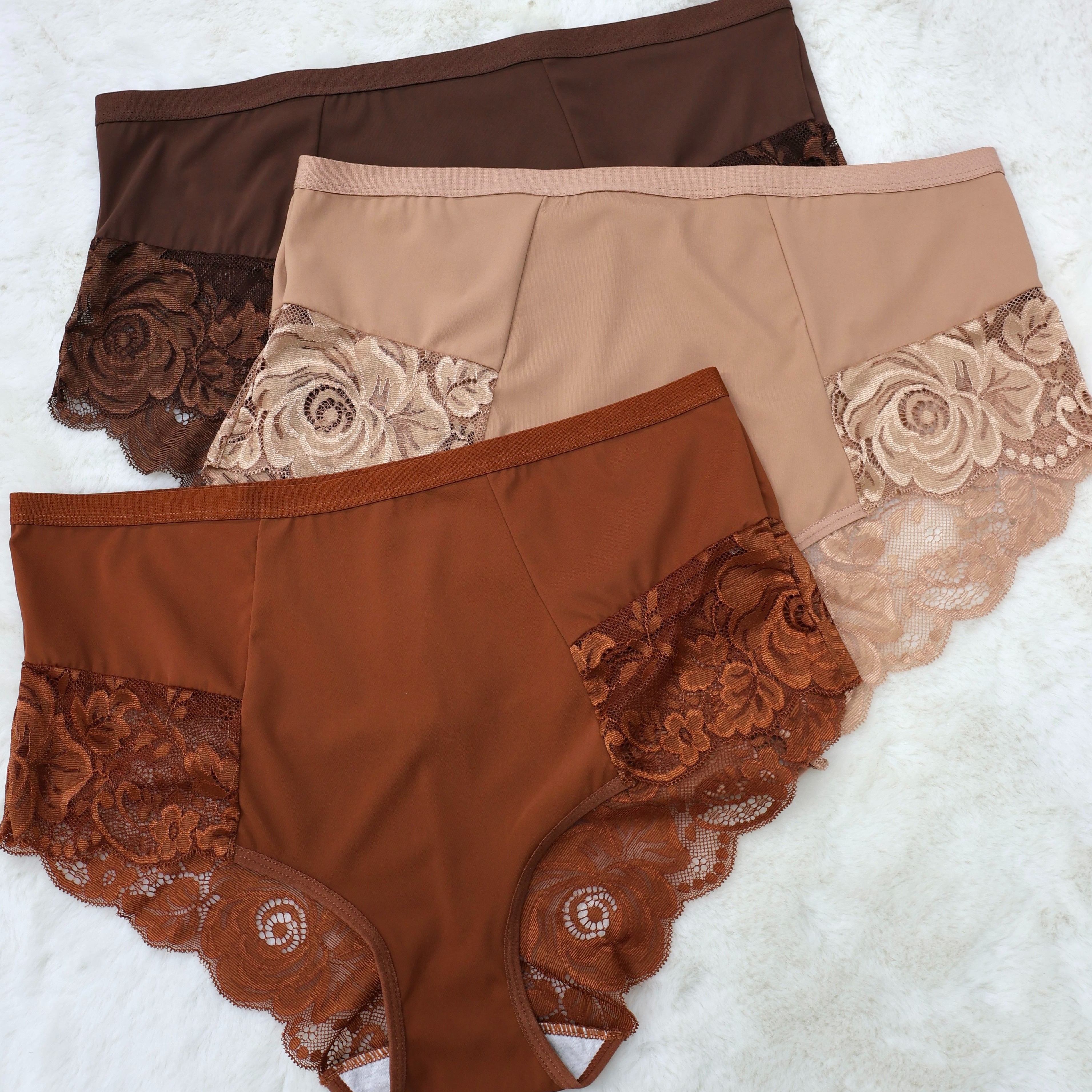 Ayollar uchun 3 ta to'plam, keng o'lchamdagi dantel qirralar bilan bezatilgan ichki kiyimlar, o'rtacha balandlikda va jozibali, nafas oladigan trikotaj matodan tayyorlangan (90% poliamid, 10% elastan), bir rangli va dantel tafsilotlari bilan, 165gsm.