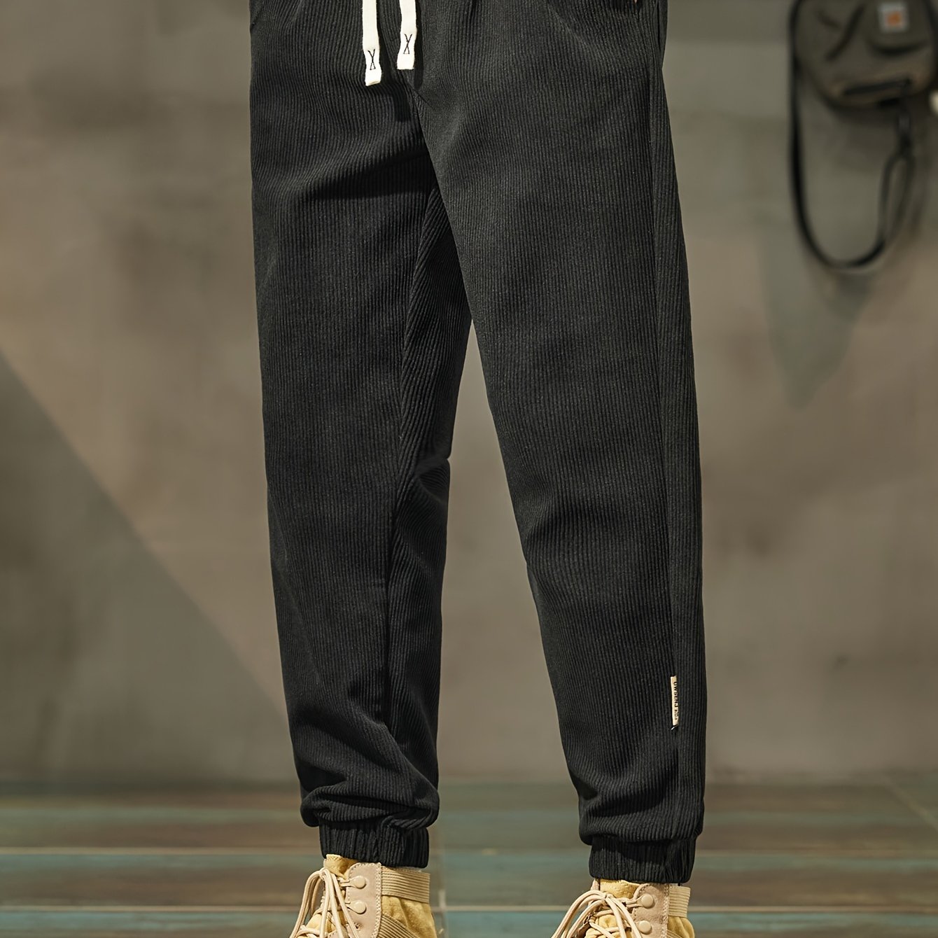 Erkaklar uchun qalin korduroy sport shimlari - tortish bel bilan keng kesim, qisqa uzunlik, mashinada yuvish mumkin. Kuz/qish modasi uchun ideal.