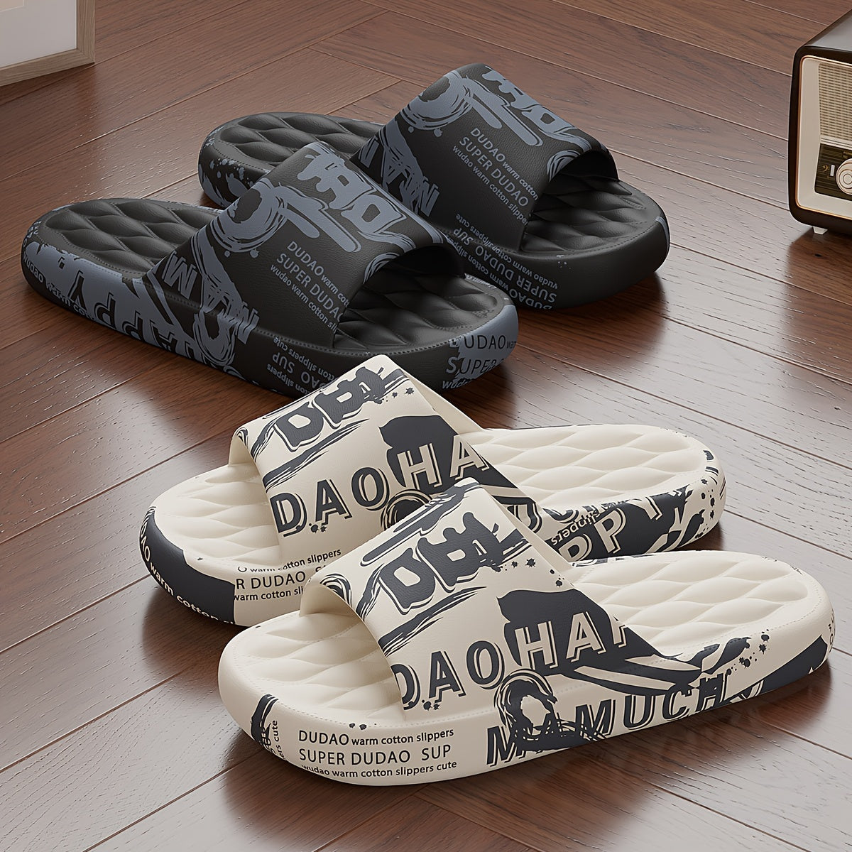 Bu katta o'lchamdagi erkaklar yozgi sandallari, ichki va tashqi joylarda kiyish uchun mo'ljallangan, qalin, sirpanmaydigan taglikka ega va multfilm dizaynlari bilan bezatilgan.