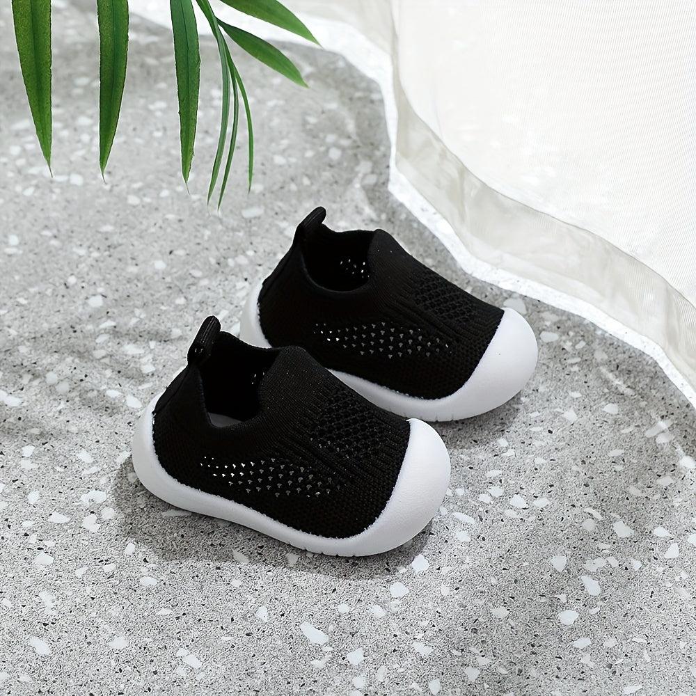 Erkaklar va yosh bolalar uchun mato ichki qismi, PVC tagligi va bir xil rangli dizayni bo'lgan uniseks chaqaloq krossovkalari.