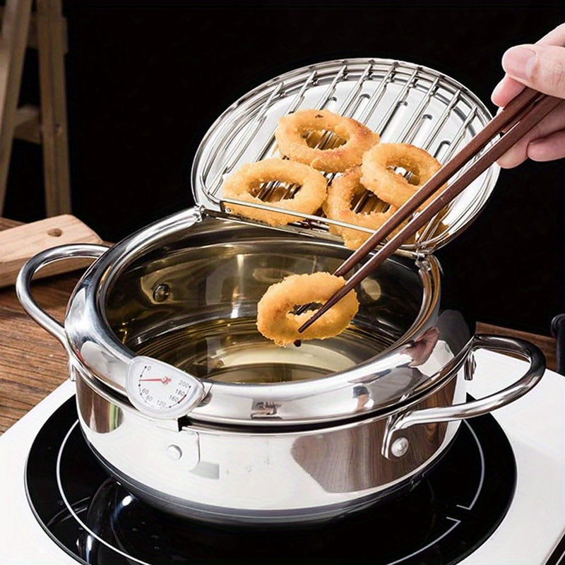 1 ta Stainless Steel Fryer, haroratni boshqarish, yog' tomchilari filtri rack, qopqoq va 2 ta plastinka bilan. Gaz pechlari va induksiya pechlari uchun mos, fransuz kartoshkasi, tovuq va boshqalarni qovurish uchun ideal.