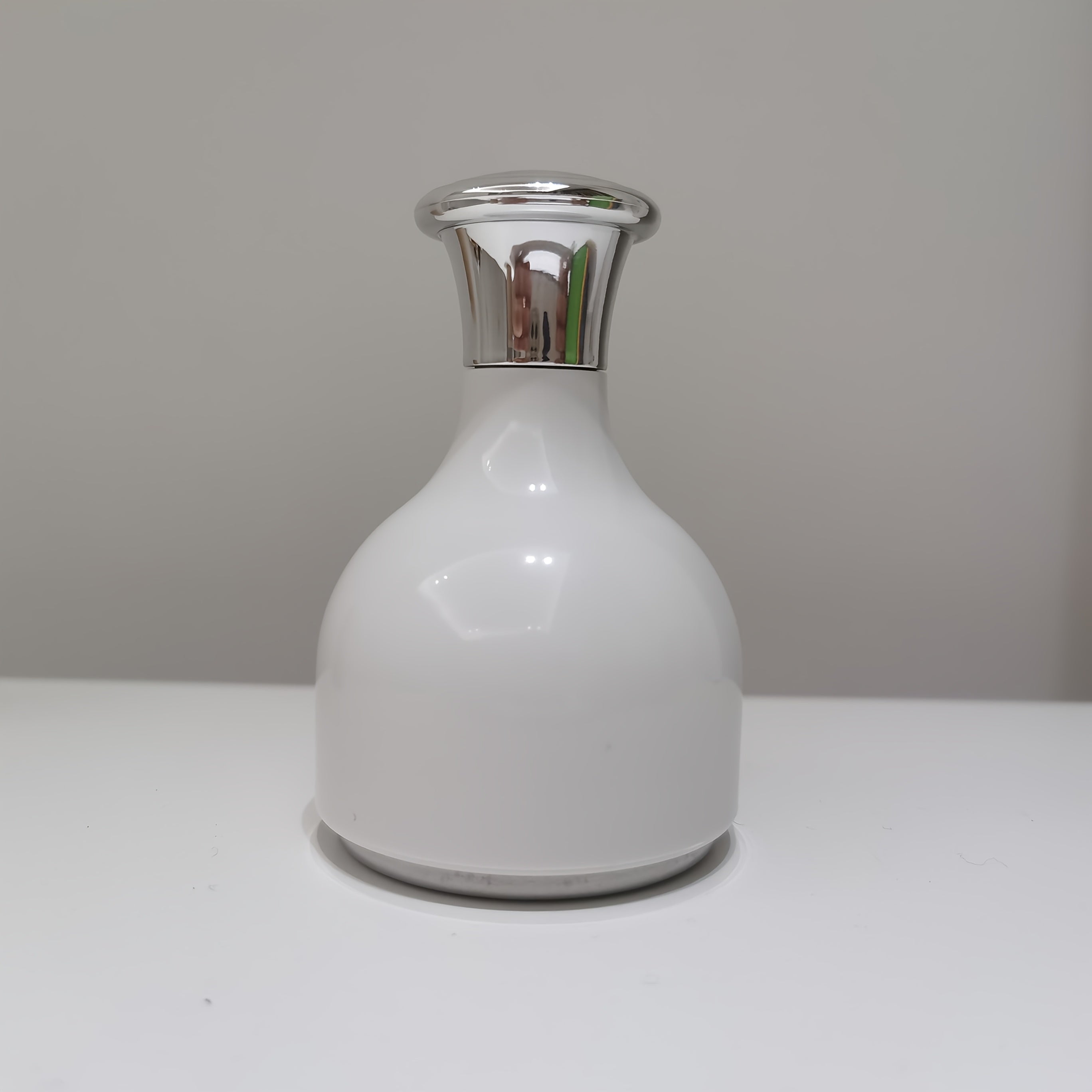 Мини-устройство для льдового компресса для лица, тонизирования и массажа, уменьшает поры и успокаивает кожу, беспроводное с индивидуальным конденсационным материалом, элегантный белый дизайн.