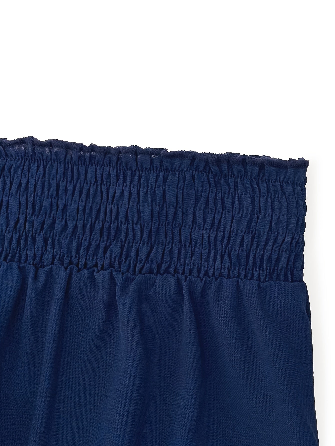 Plus-size ayollar uchun zamonaviy ko'k midi yubka, dantel bezaklari, qirralari qiyshiq va oqimli silueti bilan. Yoz uchun mukammal, mashinada yuviladigan polyesterdan tayyorlangan.