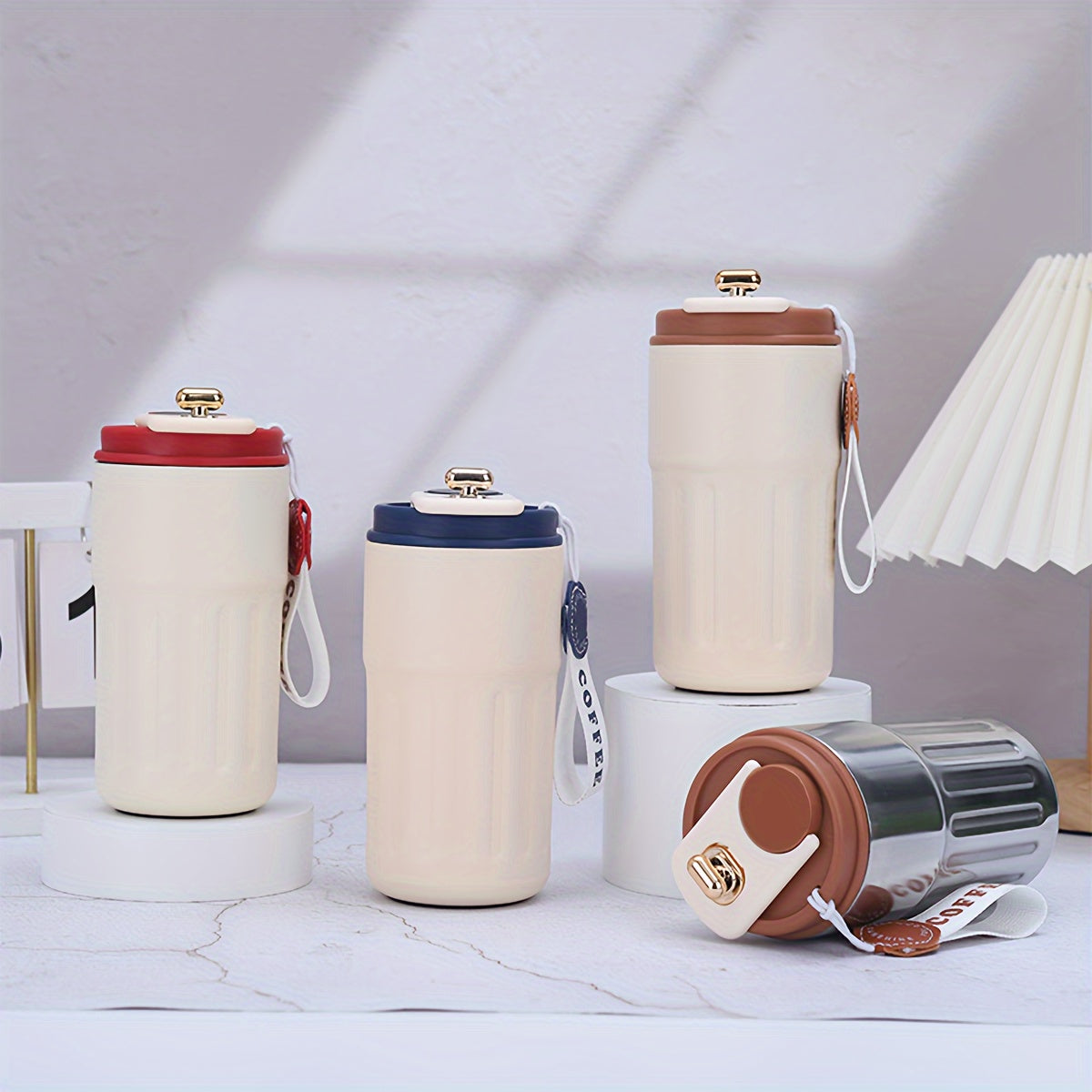 Стильная кофейная чашка из нержавеющей стали с двойной изоляцией, идеально подходящая как для мужчин, так и для женщин. Оснащена летним дизайном с ремешком, минималистичная и элегантная.