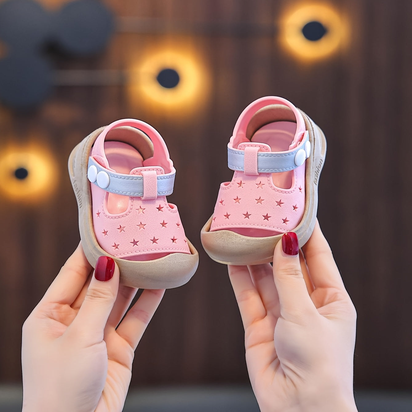 Bolalar uchun yozgi yulduzli osmon sandallari, bej va jigarrang ranglarda, tasmali, PVC taglik bilan, tasodifiy ochiq havoda kiyish, plyajga chiqish va o'yin vaqtida.