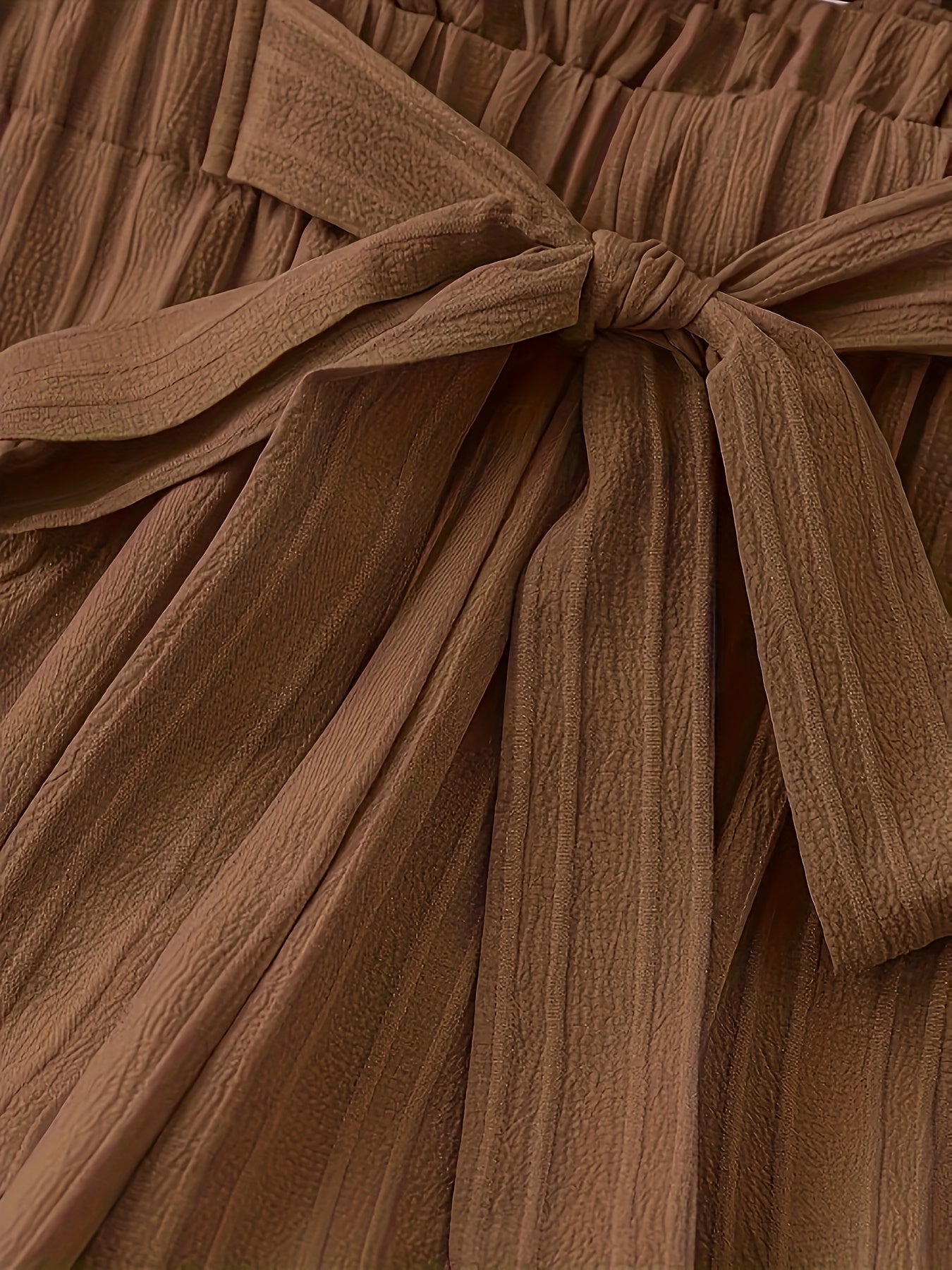 Ayollar uchun qattiq rangli, keng oyoqli, bel bog'ichli pliseli polyester shimlar. Bahor/yoz/kovak mavsumlari uchun mos.