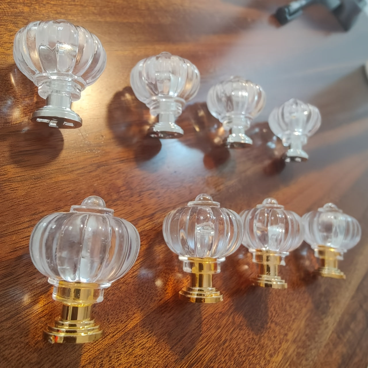 Акриловые ручки из пластика для ящиков, шкафов и гардеробов теперь предлагаются в золотистых и серебристых оттенках.