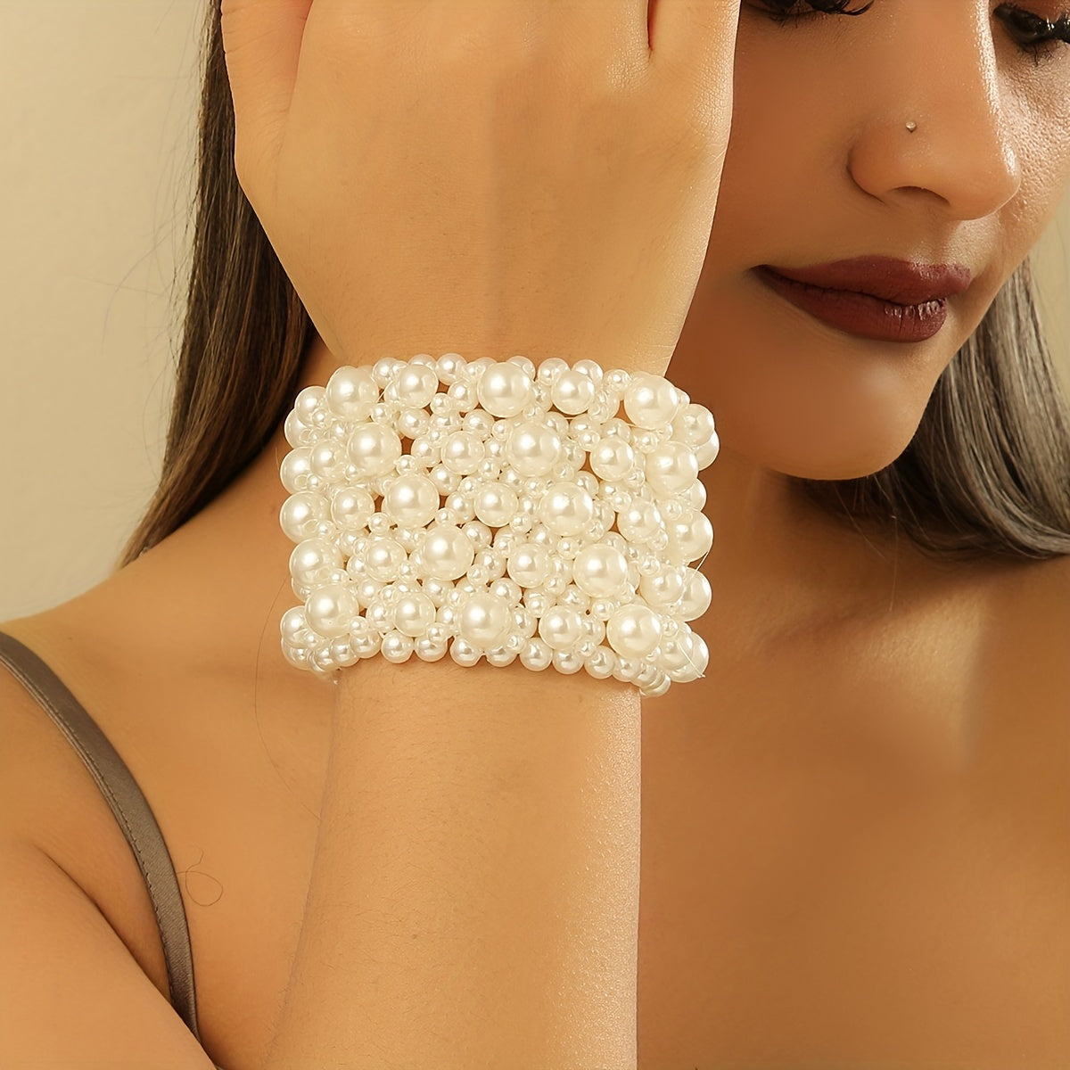 Pulsera elástica para mujer con perlas de imitación blancas y diseño inspirado en árabe
