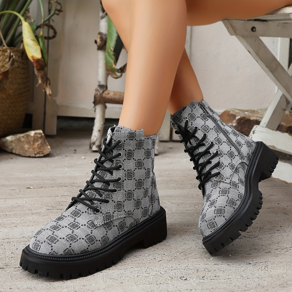 Ayollar uchun tizza yuqori poyabzal, lentalar bilan yopiladigan, sirpanishga qarshi TPR taglikli, yostiqlangan, qora, barcha mavsumlar uchun