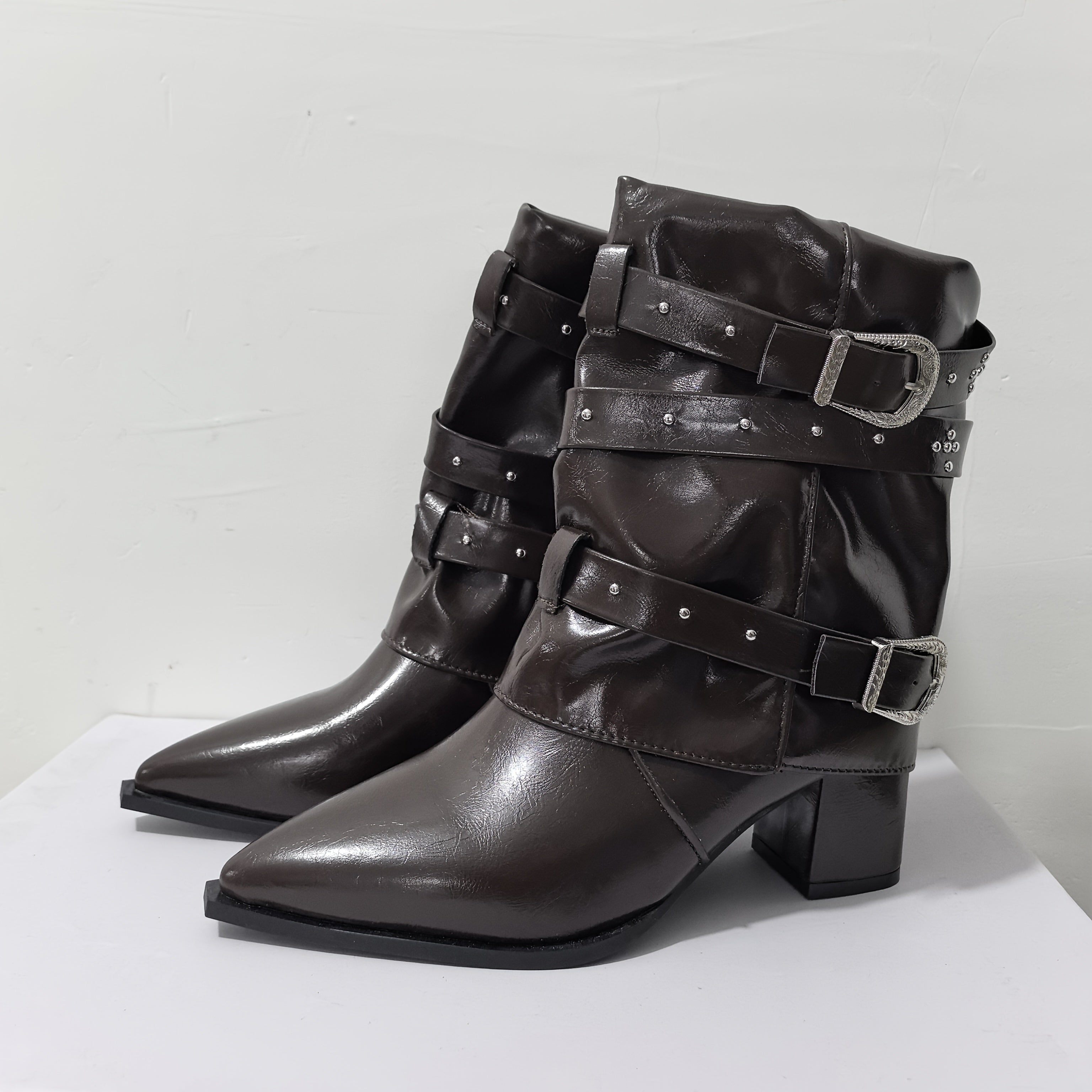 Ayollar uchun tizzaga qadar bo‘lgan poyabzal, o‘rta balandlikdagi taglik, charm, osongina kiyinadigan, burunlari burama, oq, bardoshli