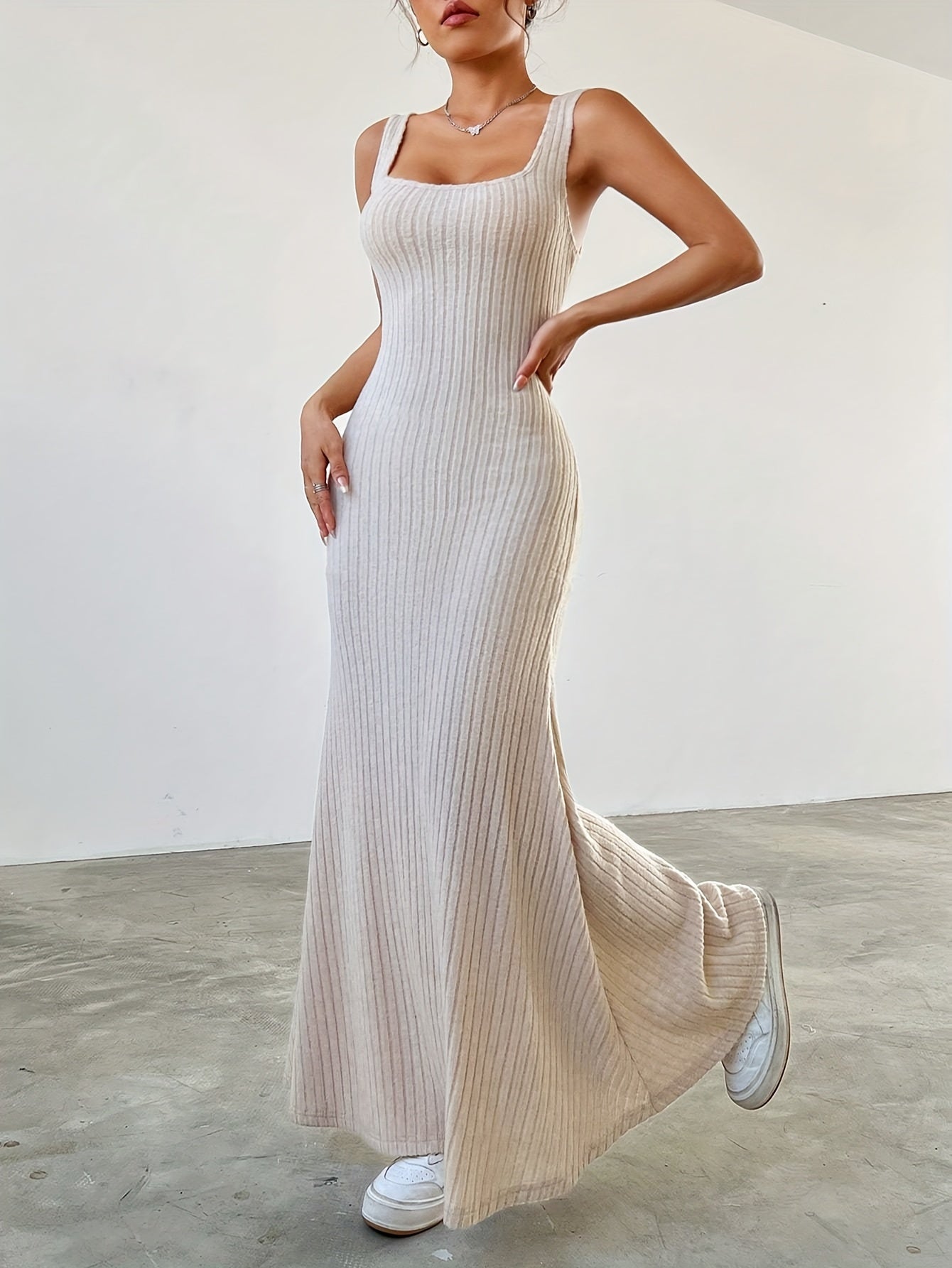 Комплект платья однотонного цвета с рифленой текстурой, состоящий из топа с длинными рукавами и безрукавного платья-майки, женская одежда.