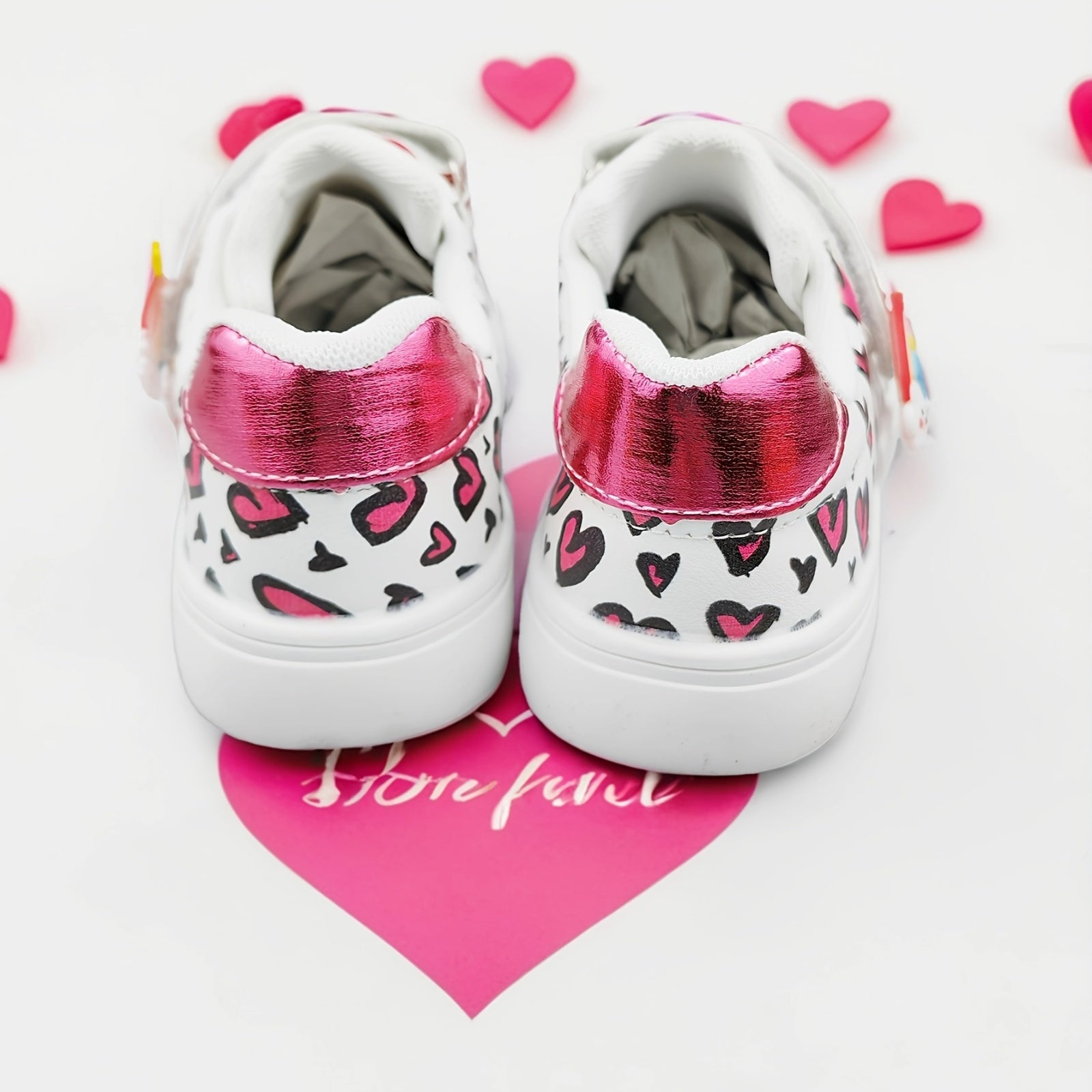 Qizlar uchun yurak mavzusidagi multfilm uslubidagi krossovkalar, yozgi va bahor uchun mo'ljallangan, kamalak ranglarida. Har qanday yoshdagi bolalar uchun kundalik yurish uchun ideal.