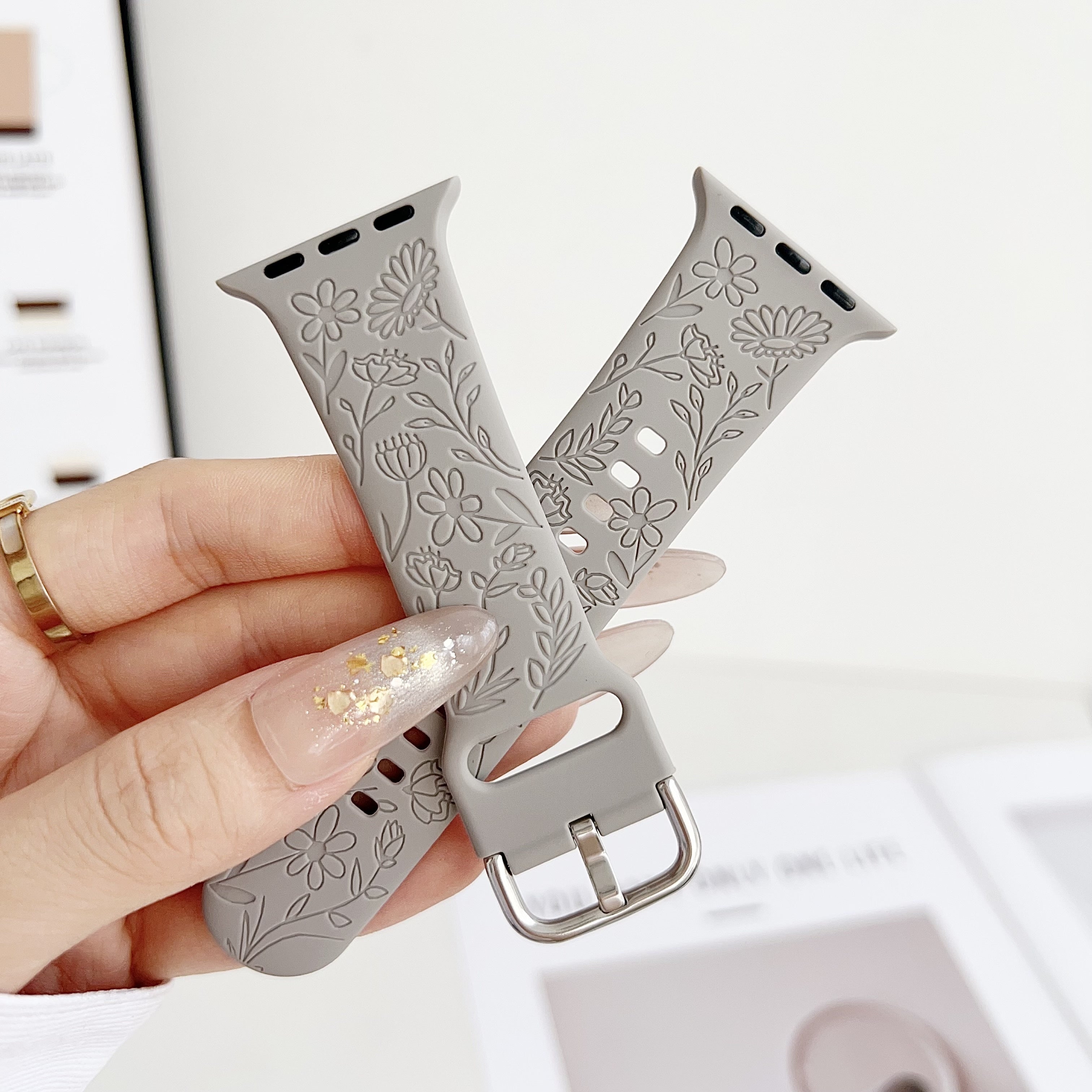 Стильный силиконовый ремешок для Apple Watch, подходящий для различных моделей и удобный для занятий спортом.