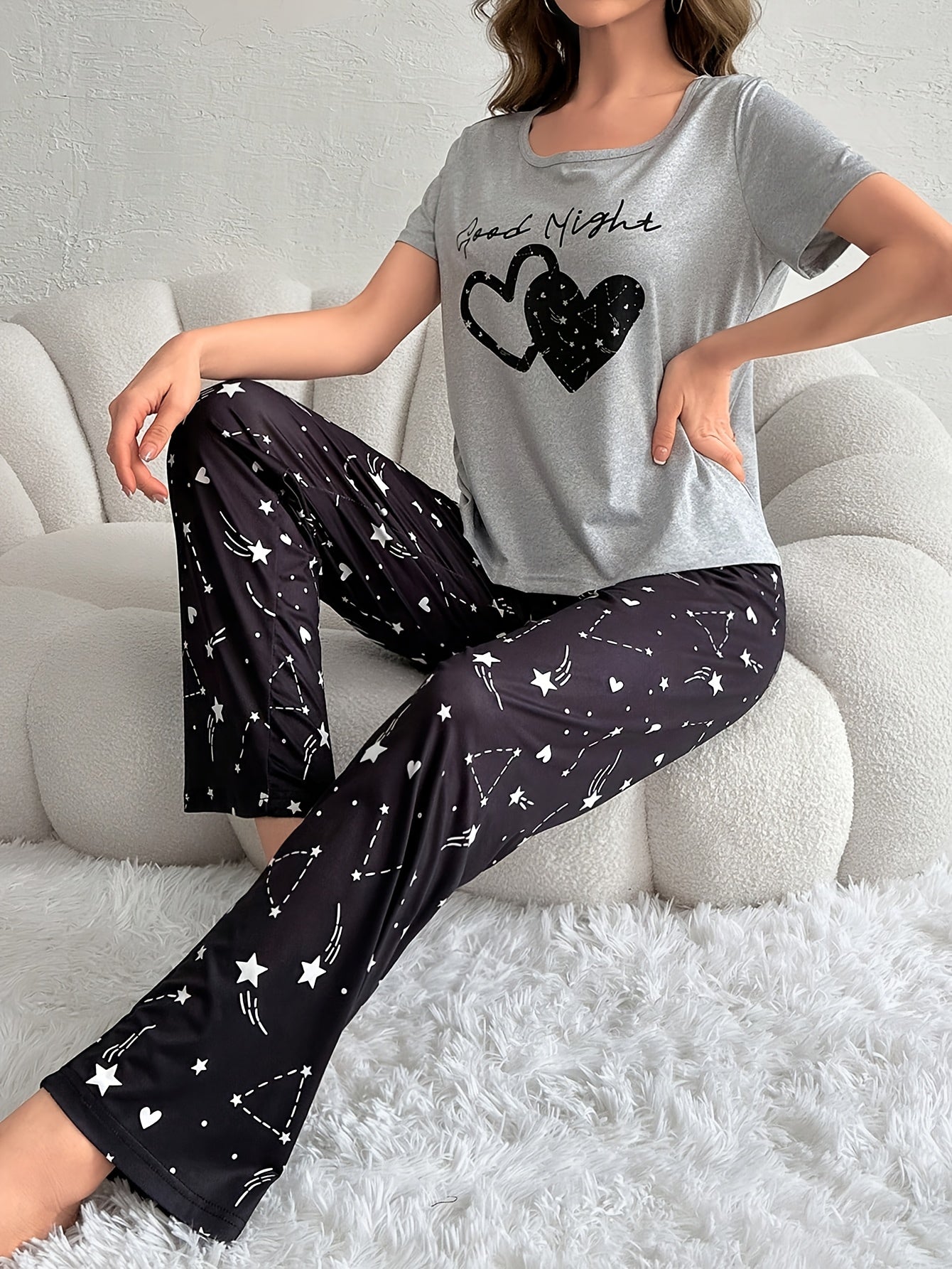 Ayollar uchun yurak, yulduz va harf bosma naqshli pijama to'plami, dumaloq bo'yinli ko'ylak va elastik shimlar bilan.