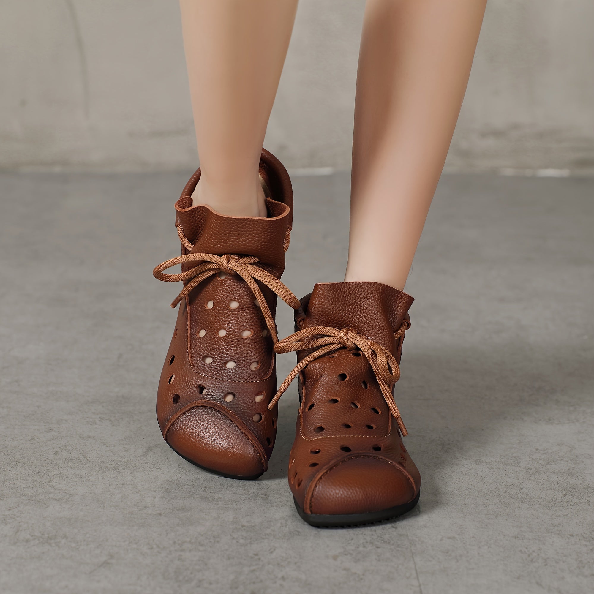 Ayollar uchun bo'sh joyli dizaynga ega tekis shoelace poyabzal, tasodifiy yozgi kiyimlar uchun mukammal.