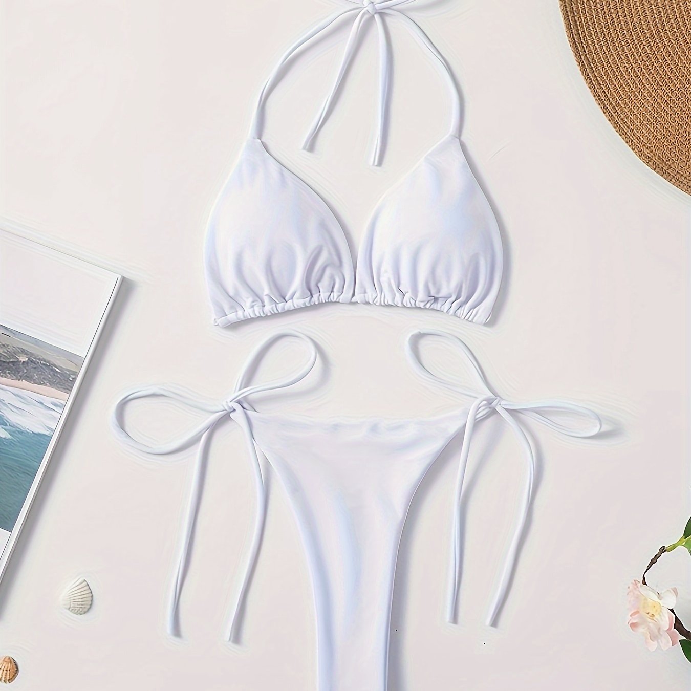 Женский двухпредметный купальник с бюстгальтером на завязках и V-образными плавками.