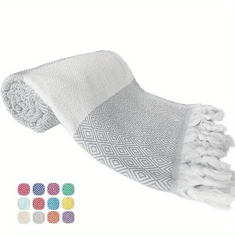 1 dona turk plyaj sochiq, jakardli romb dizayni bilan, tez quriydigan va qumga yopishmaydigan, o'lchami 71" x 39" (100 sm x 180 sm) plyaj va hammomda foydalanish uchun.