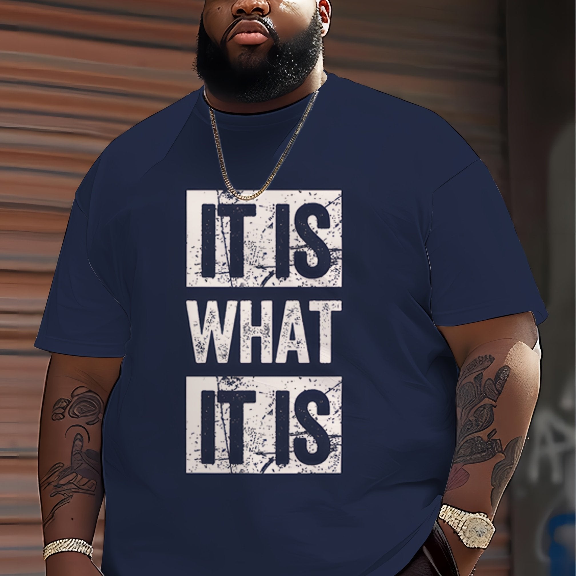 Erkaklar uchun "IT IS WHAT IT IS" grafik futbolkasi - qora polyester, qalin oq yozuvlar, dumaloq bo'yin, mashinada yuvish mumkin, katta o'lchamda