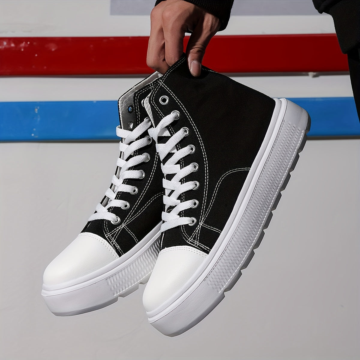 Erkaklar uchun tasodifiy bog'ichli ochiq havoda kiyiladigan poyabzal, nafas oladigan mato ustki qismi va kundalik qulaylik uchun engil EVA taglikka ega.