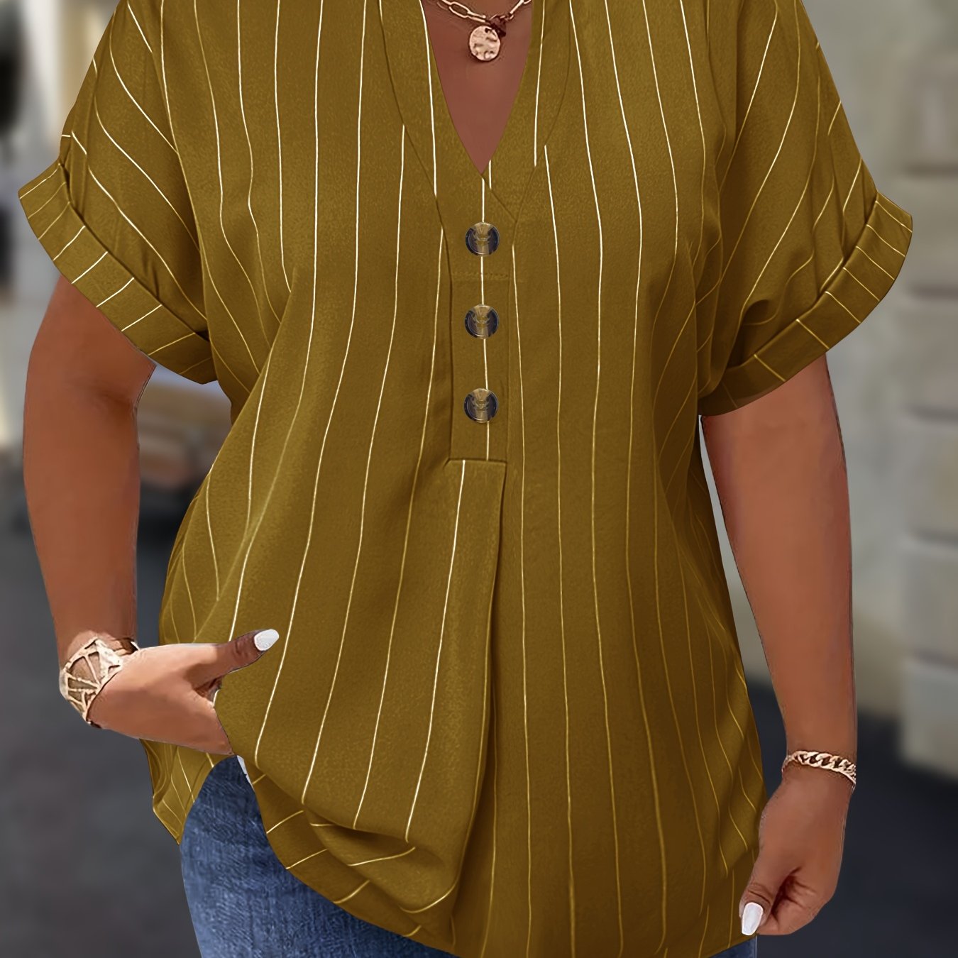 Plus o'lchamdagi ayollar bluzkasi chiziqli raglan ko'kraklar bukilgan yelka o'rashli bo'yinbog'li bezakli tugmachalar