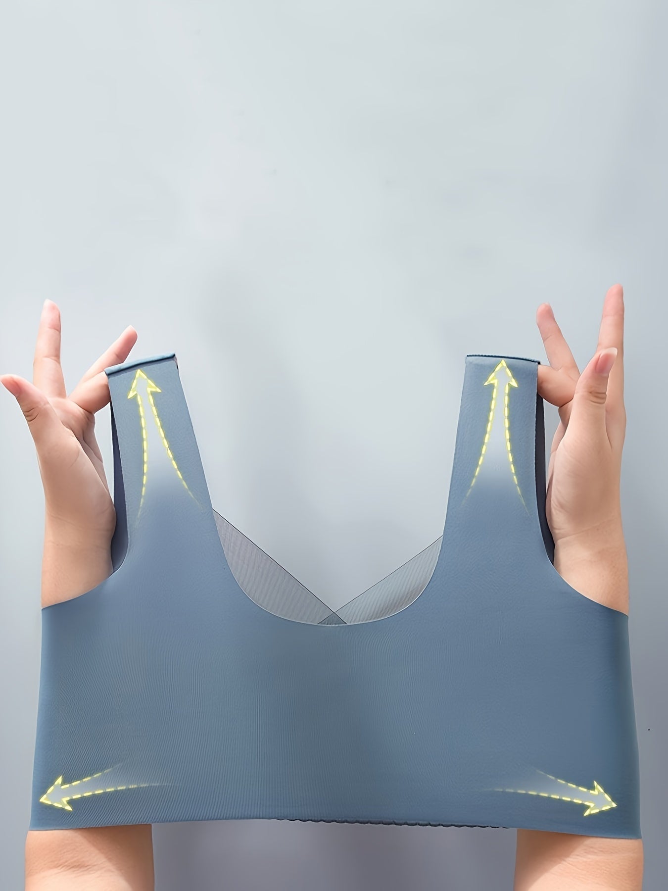 3 ta chiroyli dantel bilan o'ralgan simsiz brasslar to'plami, ko'krakni qo'llab-quvvatlash uchun qattiq kubiklar bilan va tikuvsiz ko'ylak uslubida.