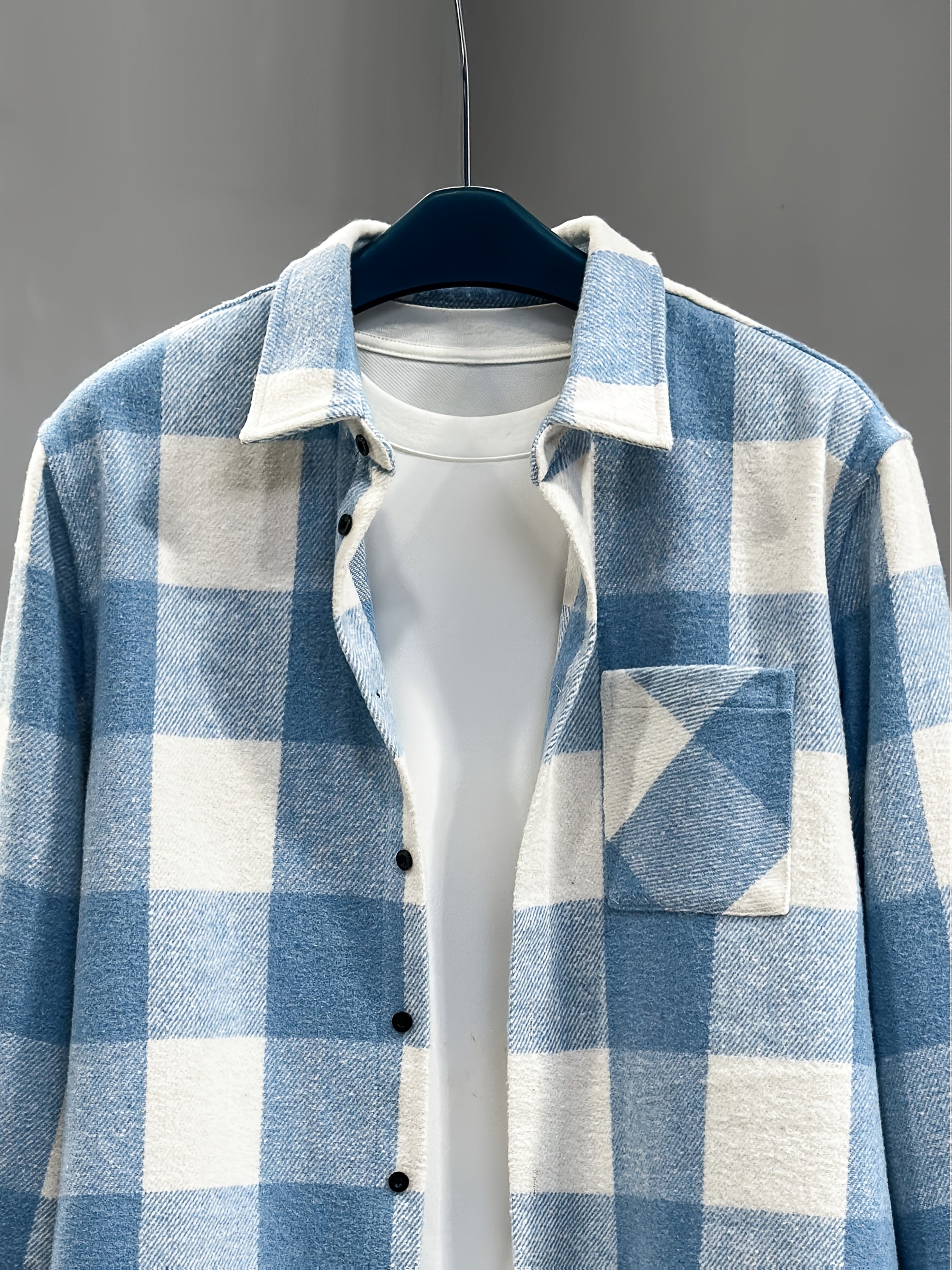 Katta o'lchamdagi erkaklar uchun ko'k va oq tekis chiziqli uzun yengli ko'ylak, tasodifiy kuz/qish uslubi, tugmachali yaka, polyester mato, mashinada yuvish mumkin.