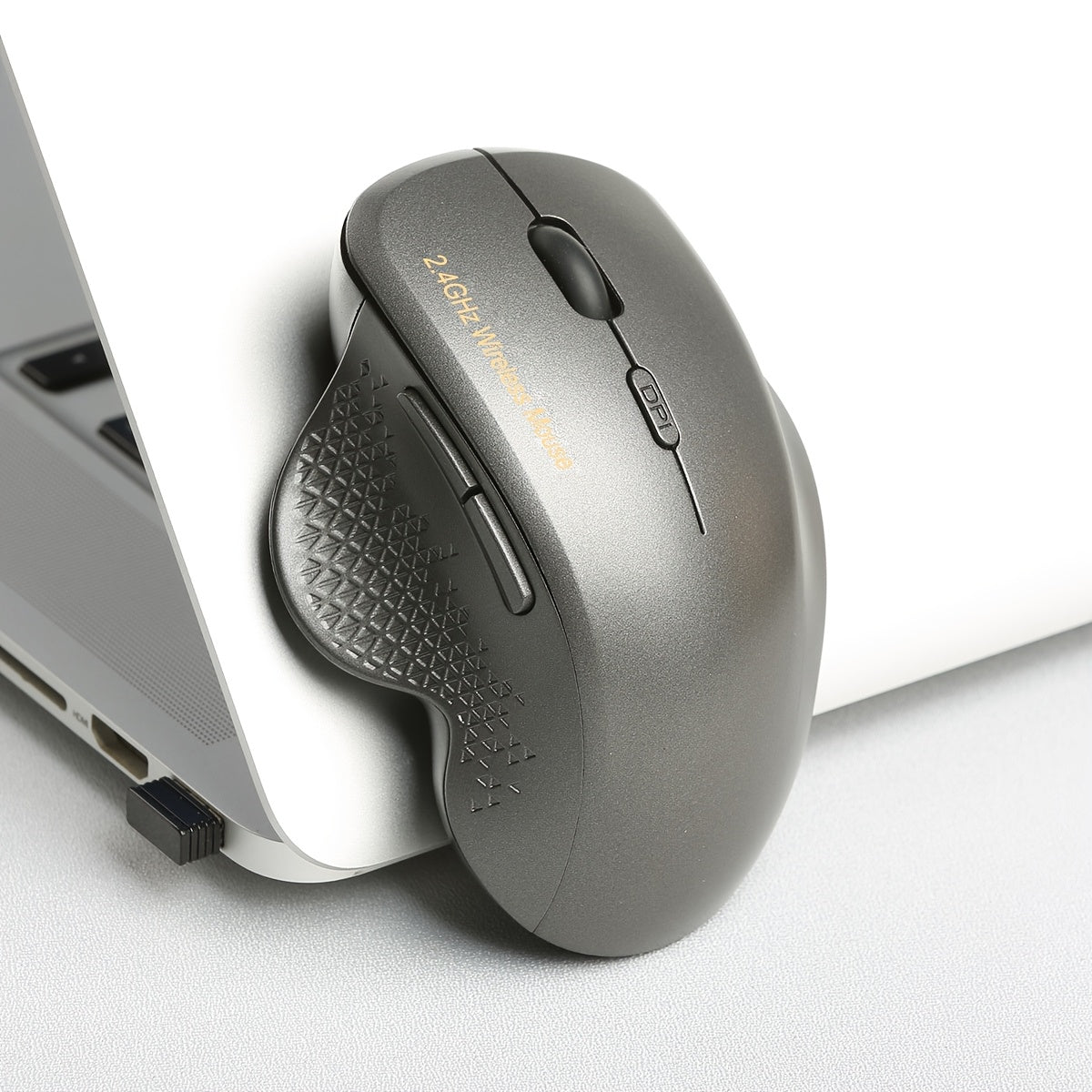 Эргономичная беспроводная мышь для игр, офиса и развлечений. Упрощенный дизайн с удобным хватом. Питается от батареи с оптическим сенсором. Совместима с Windows 10 (батарея не