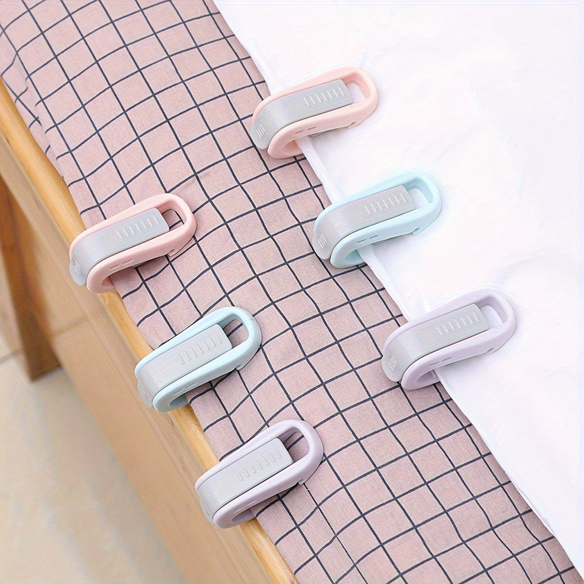 6 ta no-slip yotoq to'siqlari - qulay ulanishi mumkin bo'lgan, ignasiz ushlagichlar, yostiq va pardalarni mustahkam ushlab turish uchun, bir nechta ranglarda mavjud.