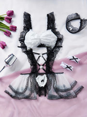 Ichki kiyim to'plami bodysuit, bilaguzuk va soch bog'ichidan iborat.