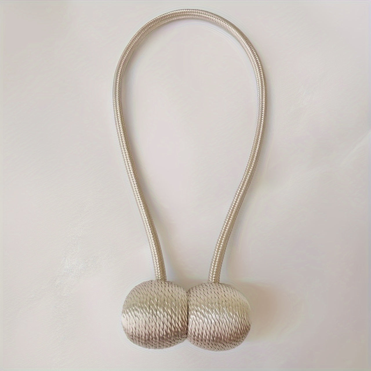 Cierre de cortina magnético con extremos esféricos dorados para soporte de cortina de ducha en baño