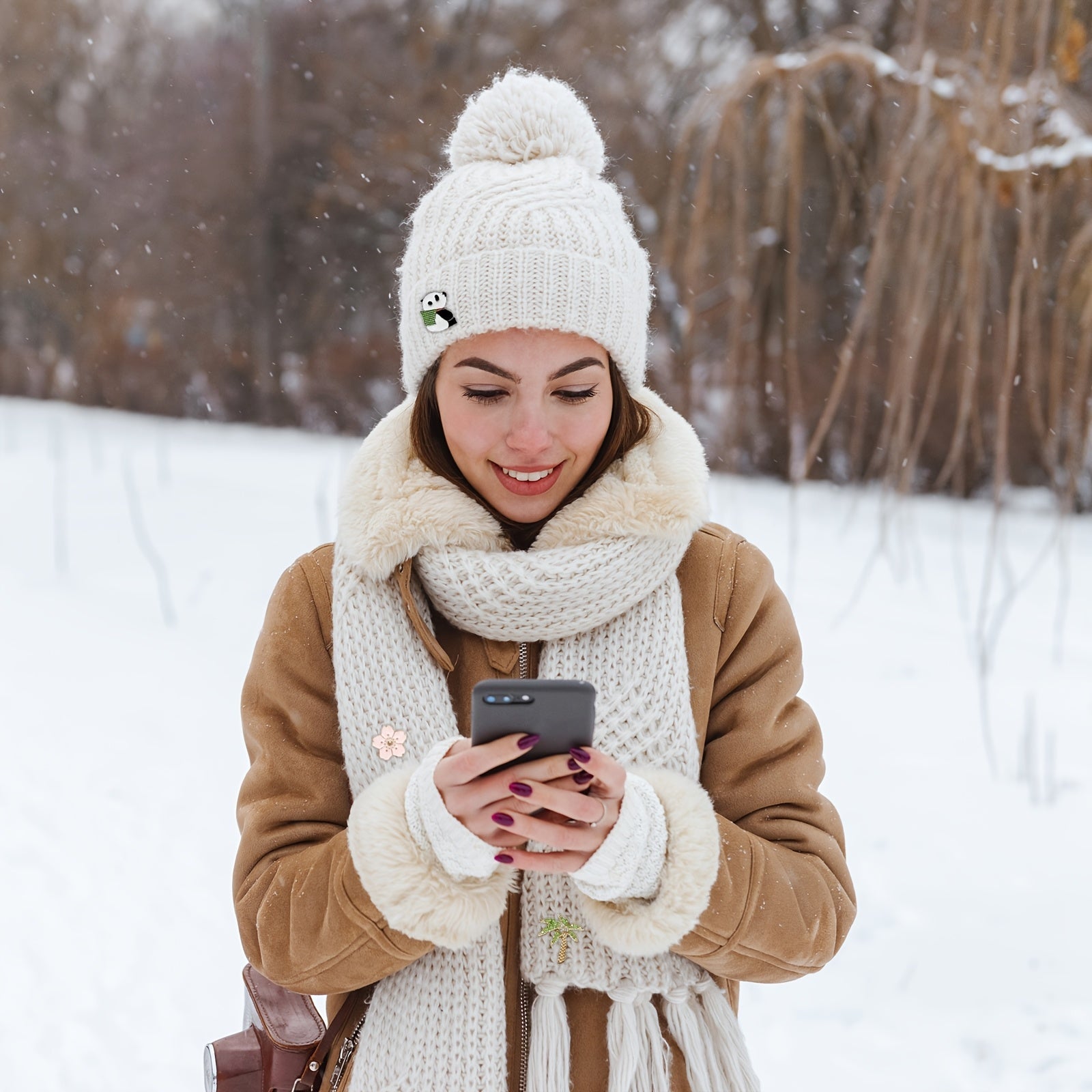 10 ta WhimsyWear Mini Cartoon Emal Pinlar to'plami saqlash qutisida - sharf, sumka, shlyapa va palto uchun ajoyib qotishmalar. Turli xil notekis shakllar ularni ayollar uchun qiziqarli va noyob moda aksessuari qiladi.