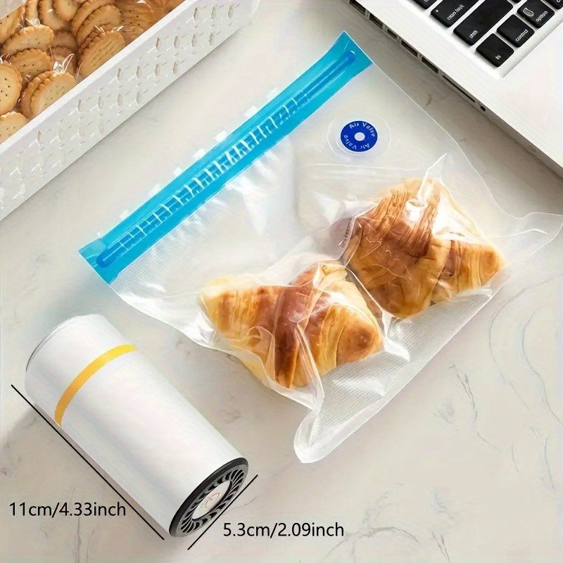 Портативный ручной вакуумный упаковщик для хранения продуктов с функцией перезарядки через USB. В комплект входят 3 размера вакуумных пакетов для свежего и влагонепроницаемого хранения. Идеально подходит для приготовления при низких температурах.