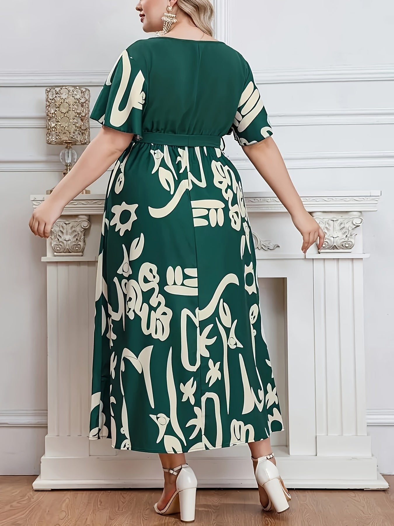 Платье с крупным цветочным принтом и заплатками, поясом, V-образным вырезом и короткими рукавами для весны и лета