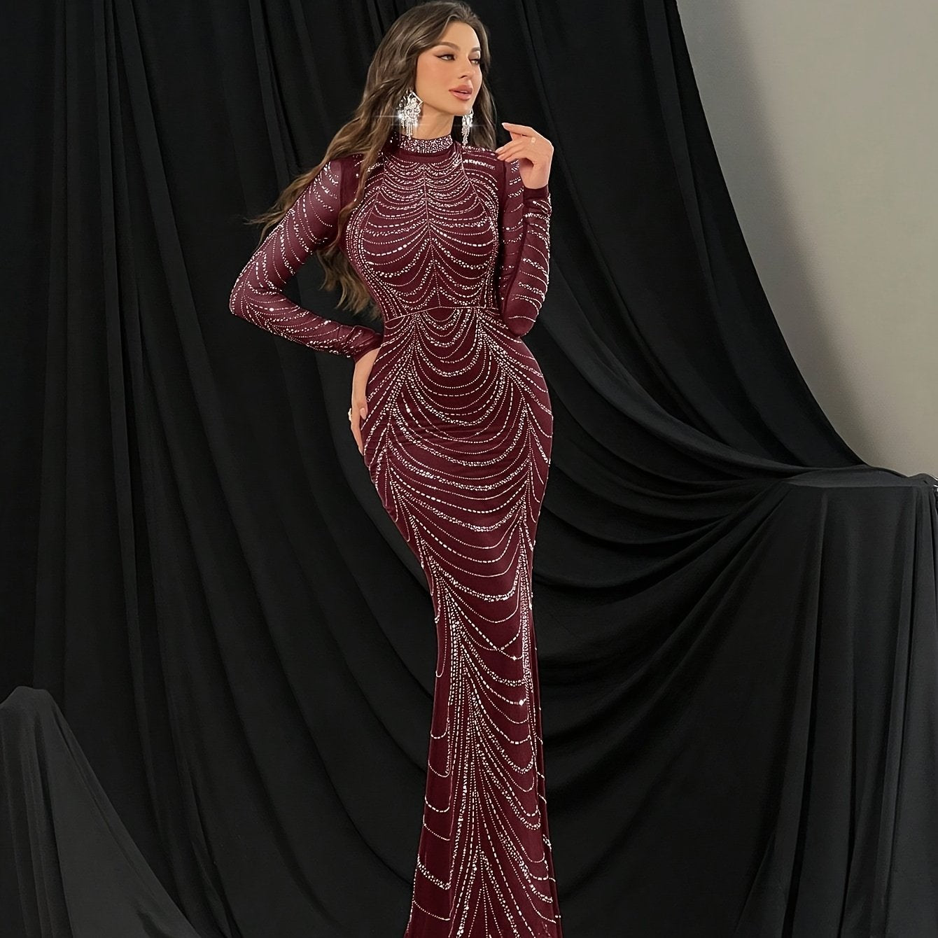 Черное платье с ринestones для женщин с воротником-стойкой и длинными рукавами.