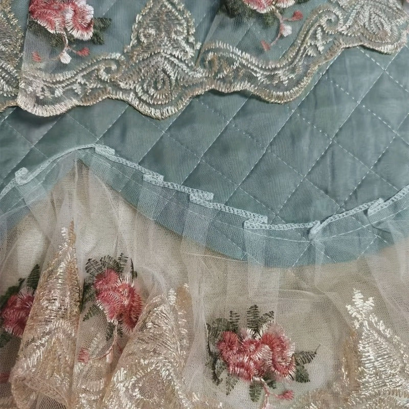 Qulay joylashadigan, quyoshdan himoya qiluvchi, nafis trimli zamonaviy dantel bezakli kir yuvish mashinasi qopqog'i; Yuqori sifatli matodan tayyorlangan - yotoqxona yoki yashash xonasi uchun juda mos, chang qopqog'i sifatida universal mos keladi.