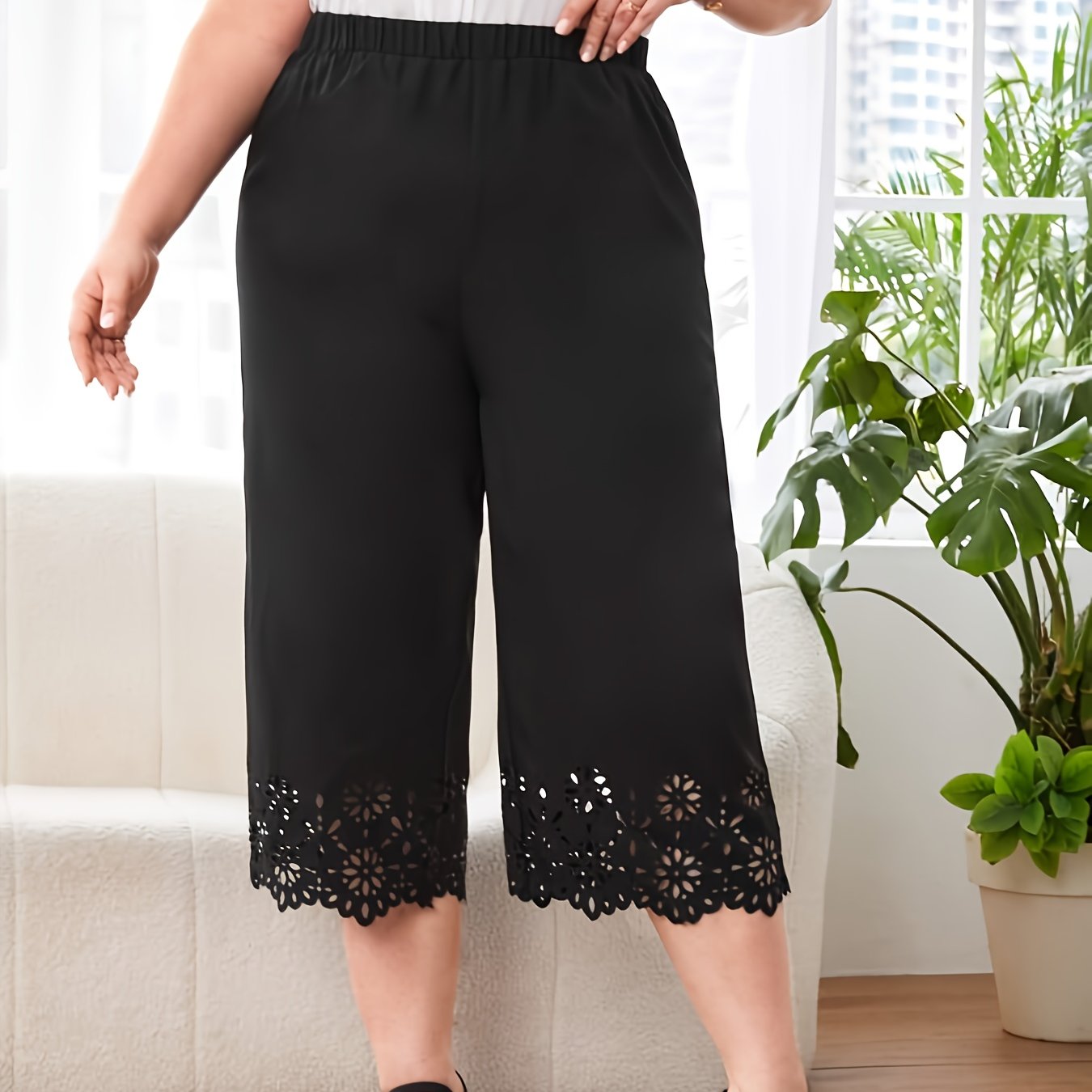 Pantalones Capri de talla grande en negro con cintura elástica y detalle de encaje para verano