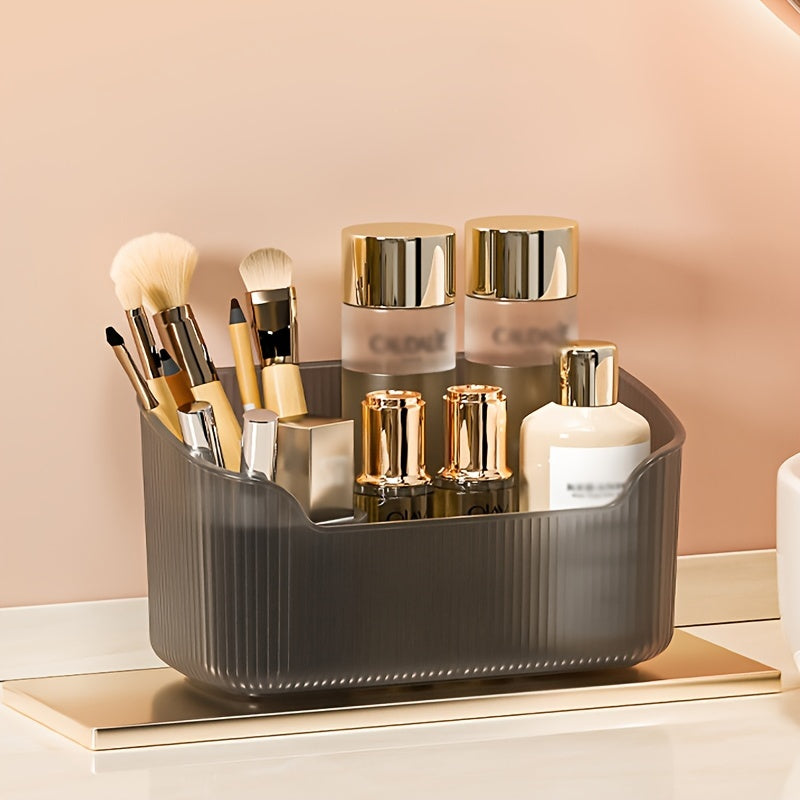 Набор из 2 прозрачных пластиковых органайзеров для ванной для хранения средств по уходу за кожей, макияжа и парфюмерии на столешницах.