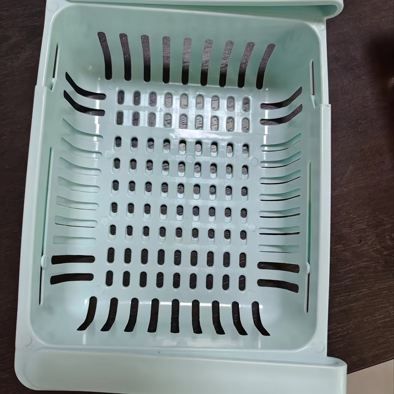 Moslashuvchan muzlatgich saqlash savati, oziq-ovqat uchun xavfsiz plastmassa, yangi mahsulotlar va muzlatgich uchun joyni tejovchi slayder dizayni, yengil ko'k, pushti, oq ranglarda