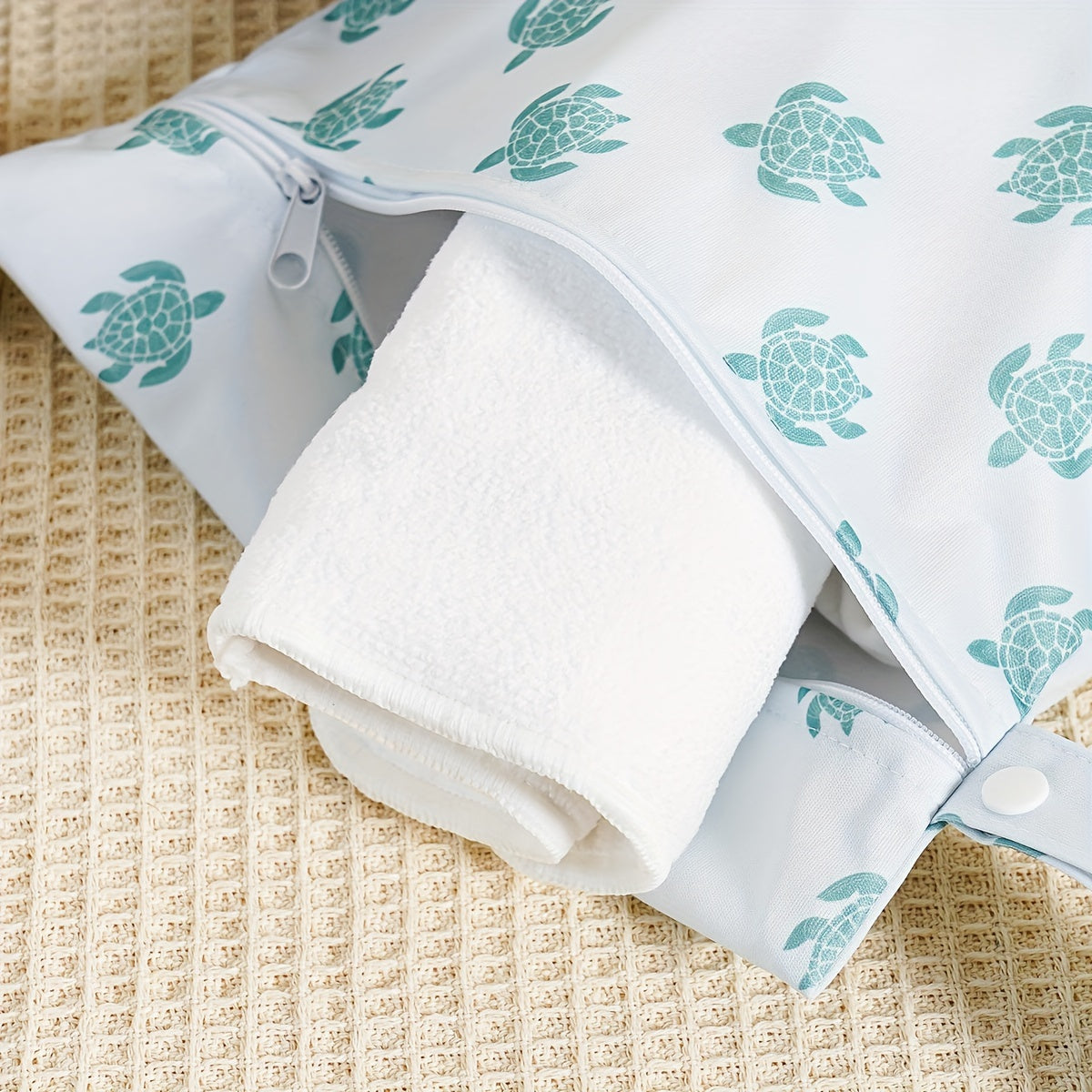 Портативная сумка для мамы в путешествии, водонепроницаемая сумка для подгузников с 2 отделениями для влажных и сухих вещей.