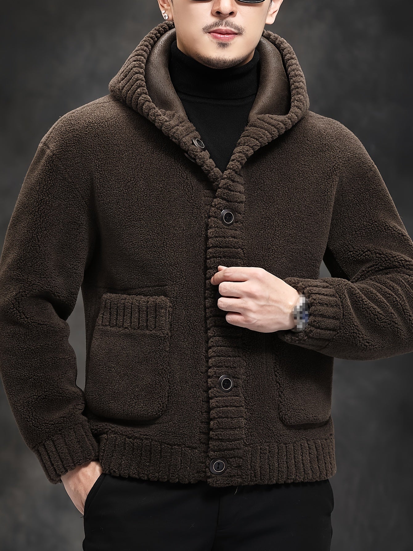 Erkaklar uchun soxta mo'yna bilan kaputli kurtka, tushirilgan yelka yenglari, shamolga chidamli va iliq, bir rangda, tugma yopilishi.