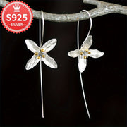 Minimalist Elegant Golden Flower Long Earrings 925 Gippoallergenik, to'rt yaproqli clover gullari bilan go'zal anti-oksidant qutisida. 4.2g og'irlikda, bu to'plam mukammal sovg'a qiladi.