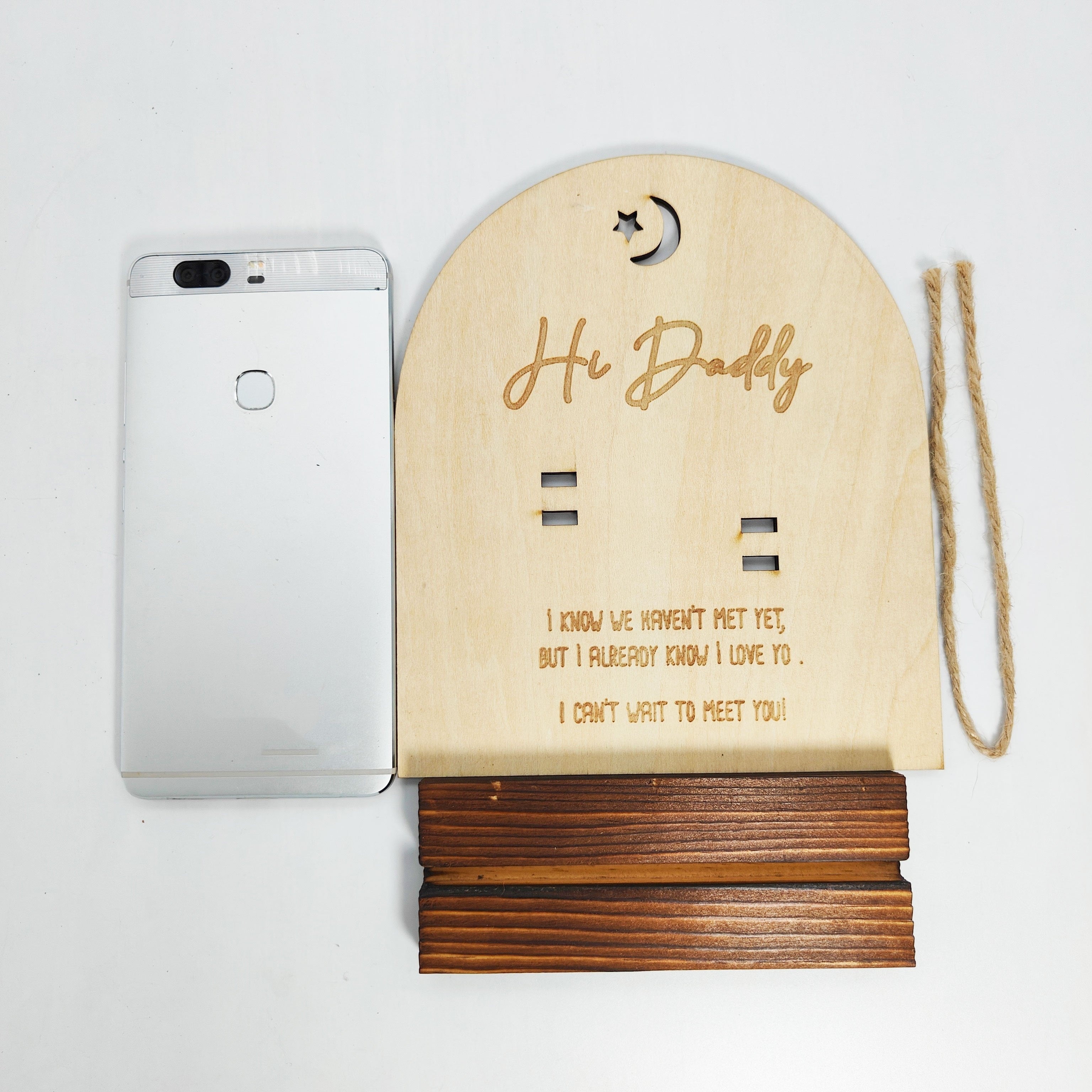 Деревянный знак объявления о беременности для папы от MAYAPHILOS: гравированная памятная вещь с отсеком для теста, идеальный подарок для раскрытия новорожденного для ожидающих отцов. Совместим с детьми от 0 до 3 лет. Включает 1 штуку.